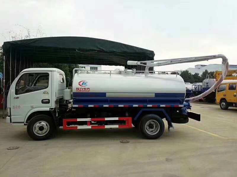東風小多利卡5方吸糞車