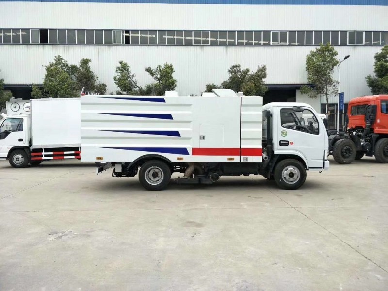 東風小多利卡5方吸塵車