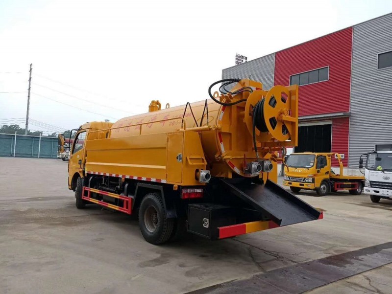 東風(fēng)多利卡清洗吸污車(chē)