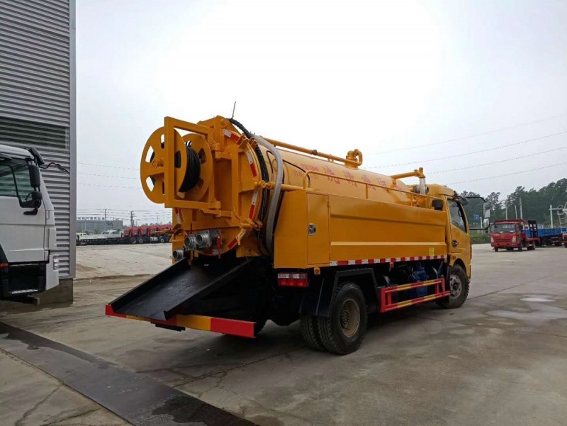 東風(fēng)多利卡清洗吸污車(chē)