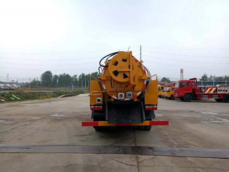 東風(fēng)多利卡清洗吸污車(chē)