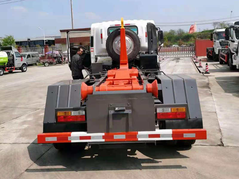 大運勾臂式垃圾車(黃牌) 大運勾臂式垃圾車(黃牌)圖片